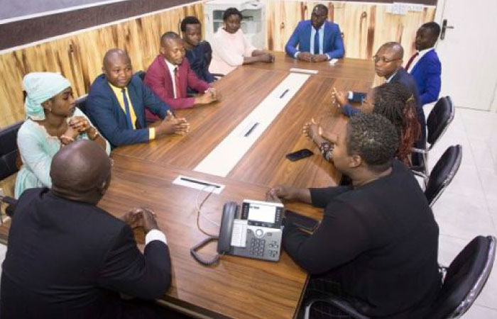 Dans la salle réunion du cabinet avec tous les collaborateurs présents