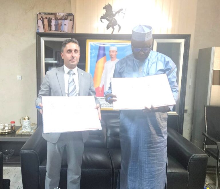 Singature du contrat d'éclairage public en solaire dans la ville de N'Djaména entre Sol Tchad représenté par son PDG et le Ministère de l'énergie répresenté par le Ministre des mines. Le CaF a fait office de cabinet conseil dudit projet